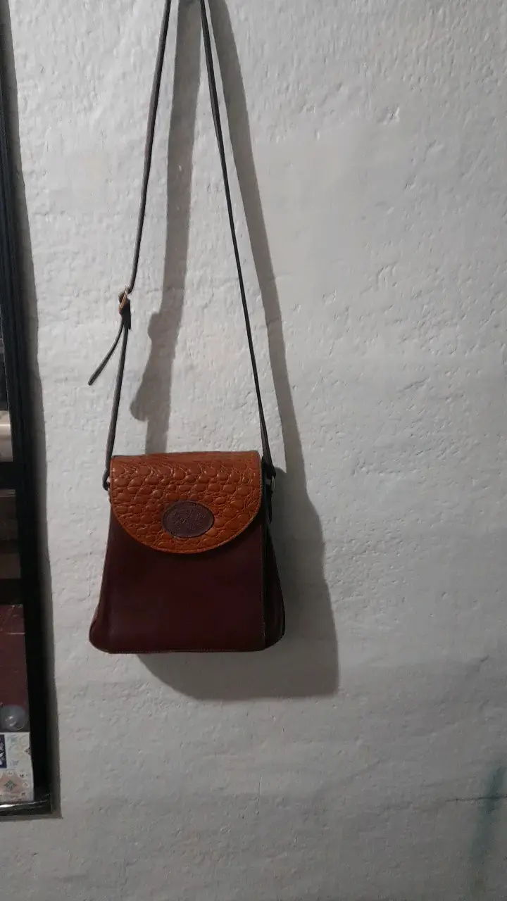Cartera de cuero marrón con solapa texturizada - 3