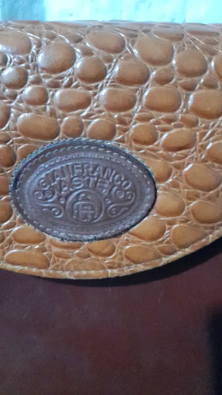 Cartera de cuero marrón con solapa texturizada - 4