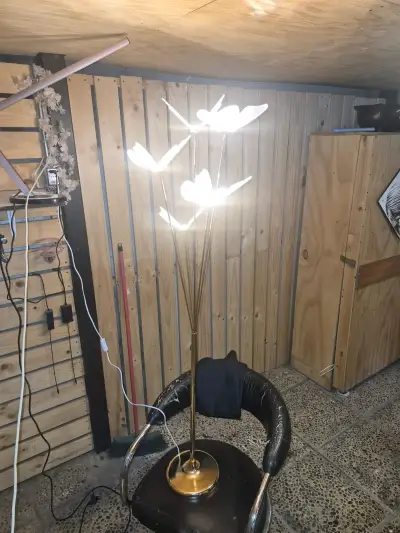 Lámpara de pie LED diseño mariposa dorada - miniatura 4