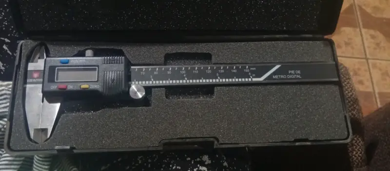 Calibrador digital Ubermann con estuche