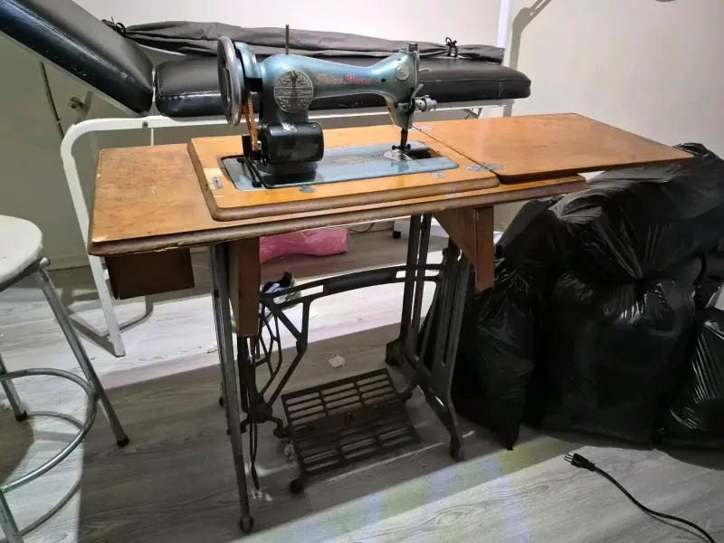 Máquina de Coser Antigua Prima Donna con Mesa - 1