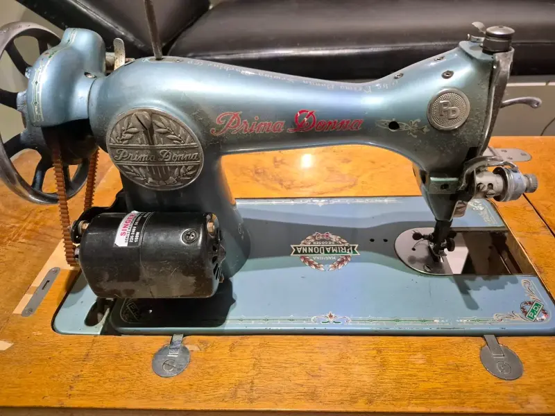 Máquina de Coser Antigua Prima Donna con Mesa - 2