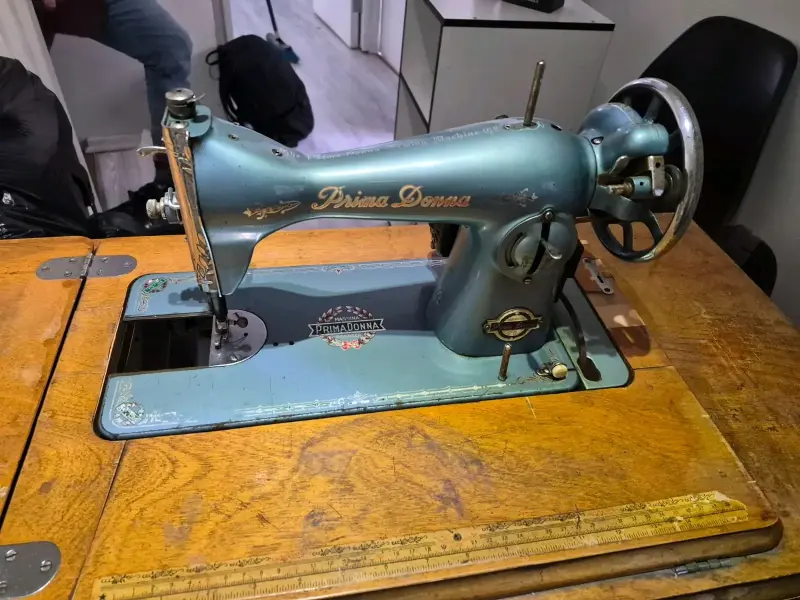 Máquina de Coser Antigua Prima Donna con Mesa - 4