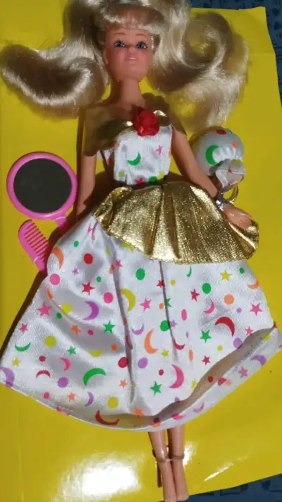 Muñeca rubia con vestido colorido y accesorios - miniatura 1