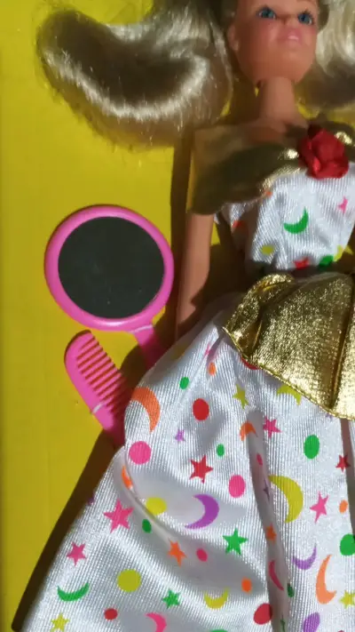 Muñeca rubia con vestido colorido y accesorios - miniatura 2