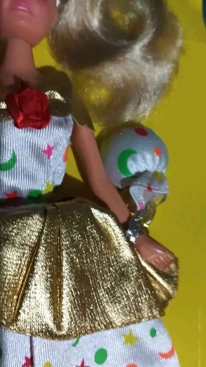 Muñeca rubia con vestido colorido y accesorios - 3
