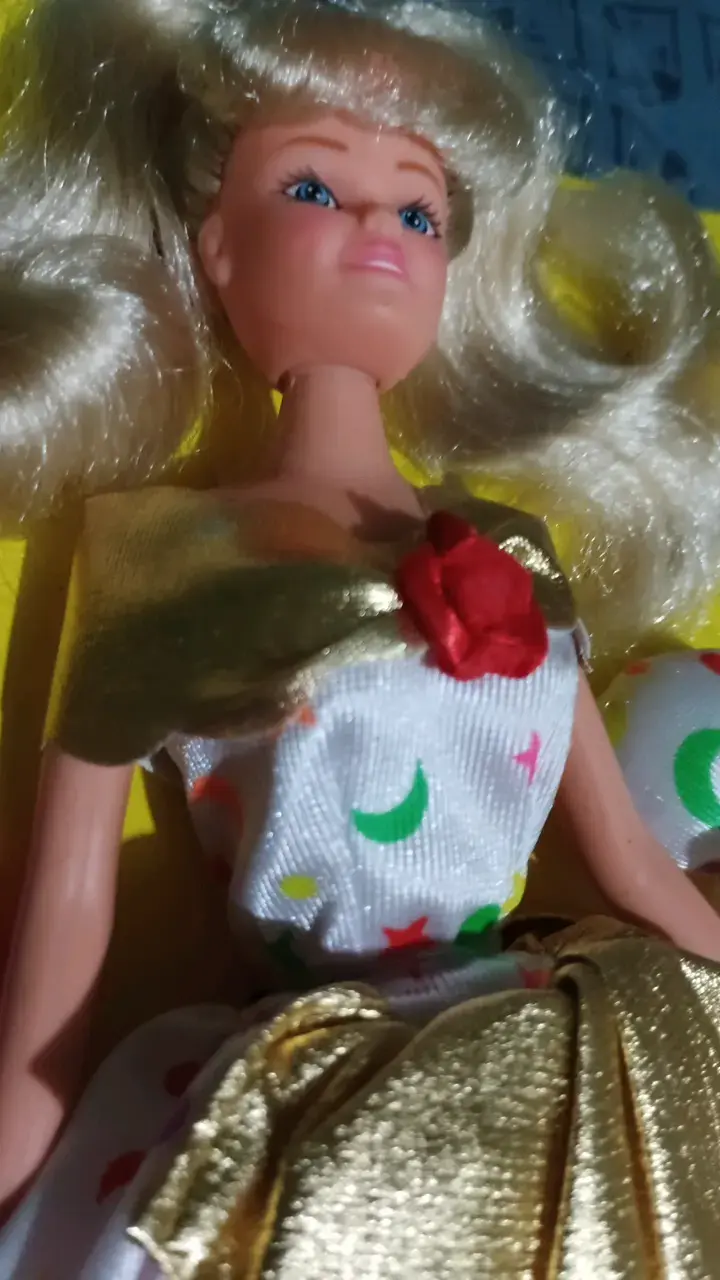 Muñeca rubia con vestido colorido y accesorios - 4