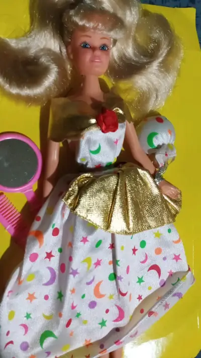 Muñeca rubia con vestido colorido y accesorios - miniatura 5