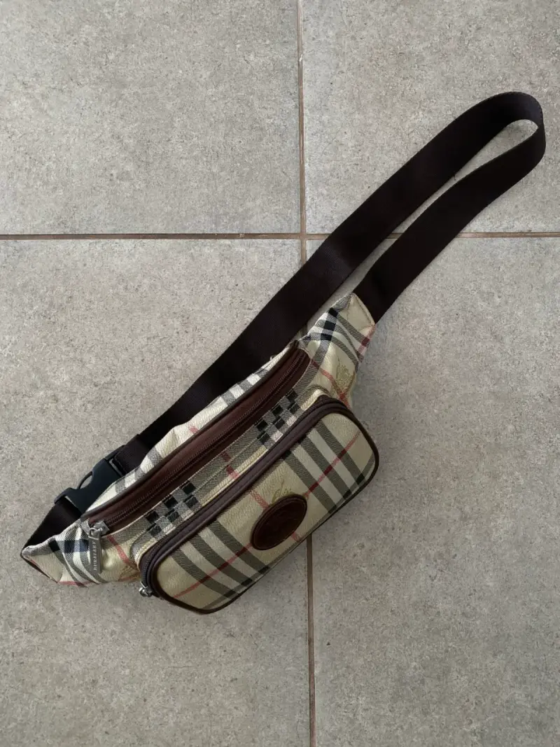 Riñonera Burberry con diseño clásico - 2