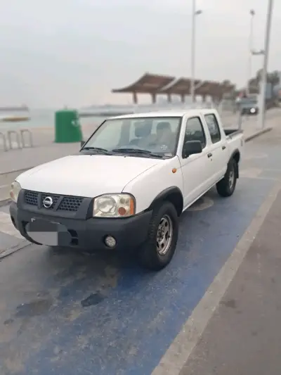 Camioneta Nissan Terrano doble cabina blanca - miniatura 1
