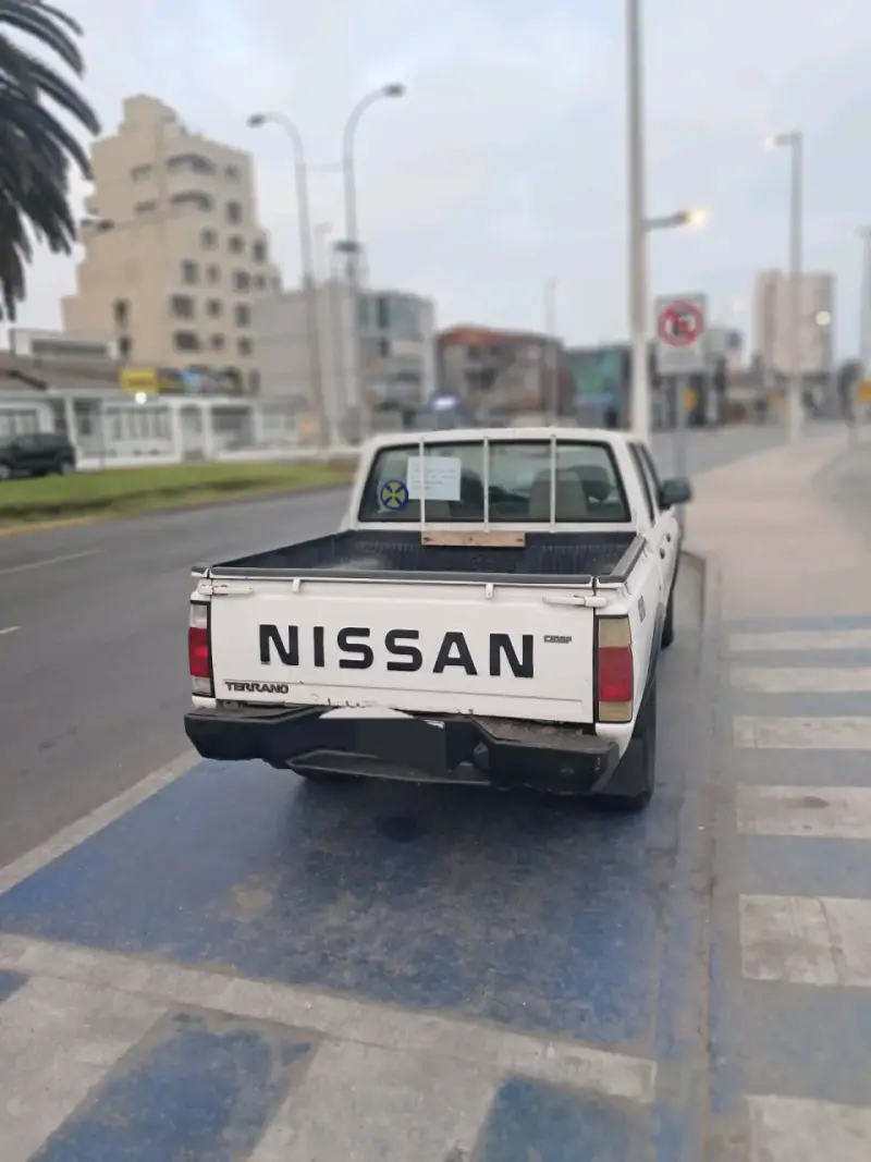 Camioneta Nissan Terrano doble cabina blanca - 2
