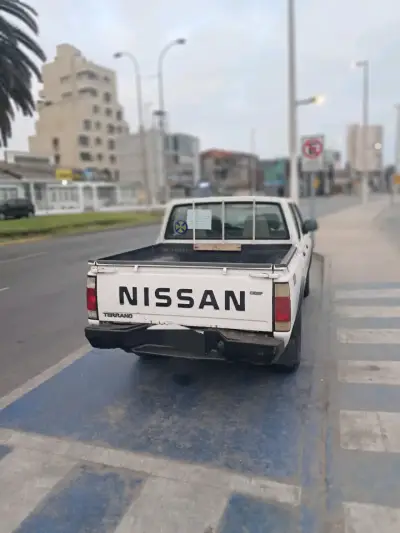 Camioneta Nissan Terrano doble cabina blanca - miniatura 2