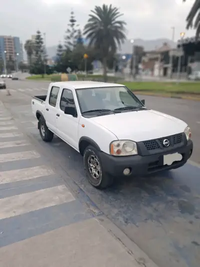 Camioneta Nissan Terrano doble cabina blanca - miniatura 3