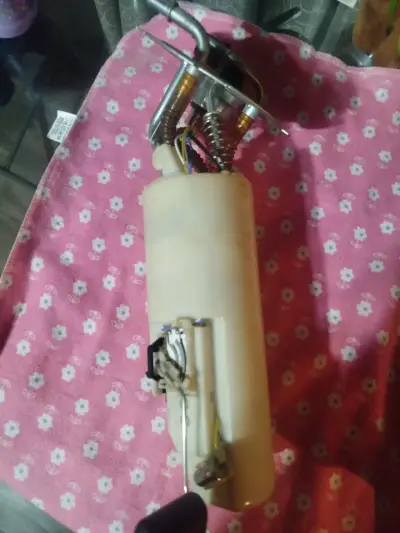 Bomba de combustible para auto usada - miniatura 1