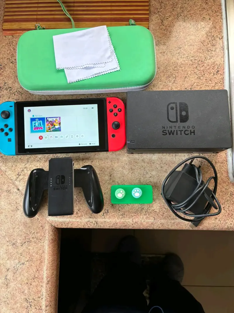 Nintendo Switch V2 con accesorios y funda - 1
