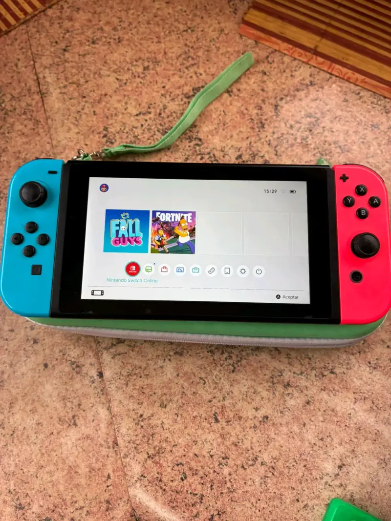 Nintendo Switch V2 con accesorios y funda - 2