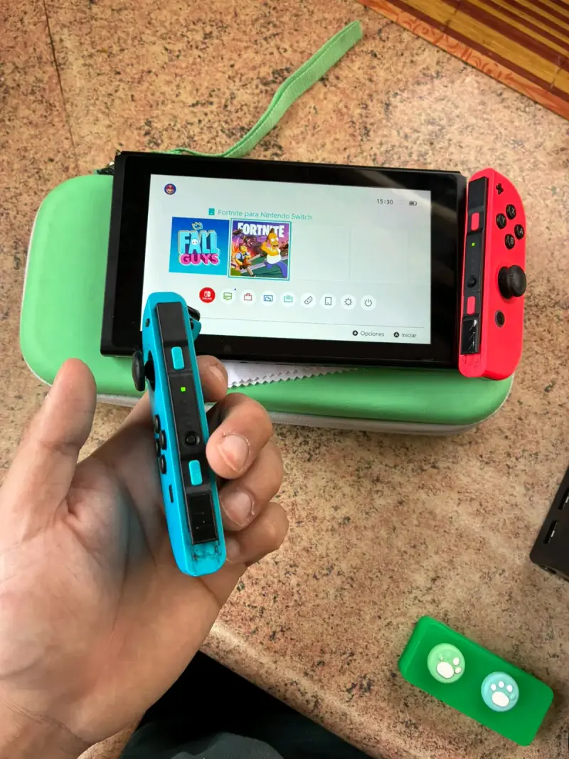 Nintendo Switch V2 con accesorios y funda - 3