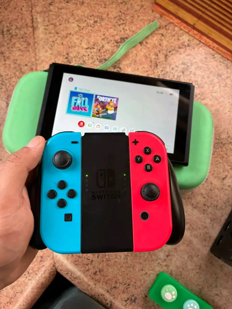 Nintendo Switch V2 con accesorios y funda - 4