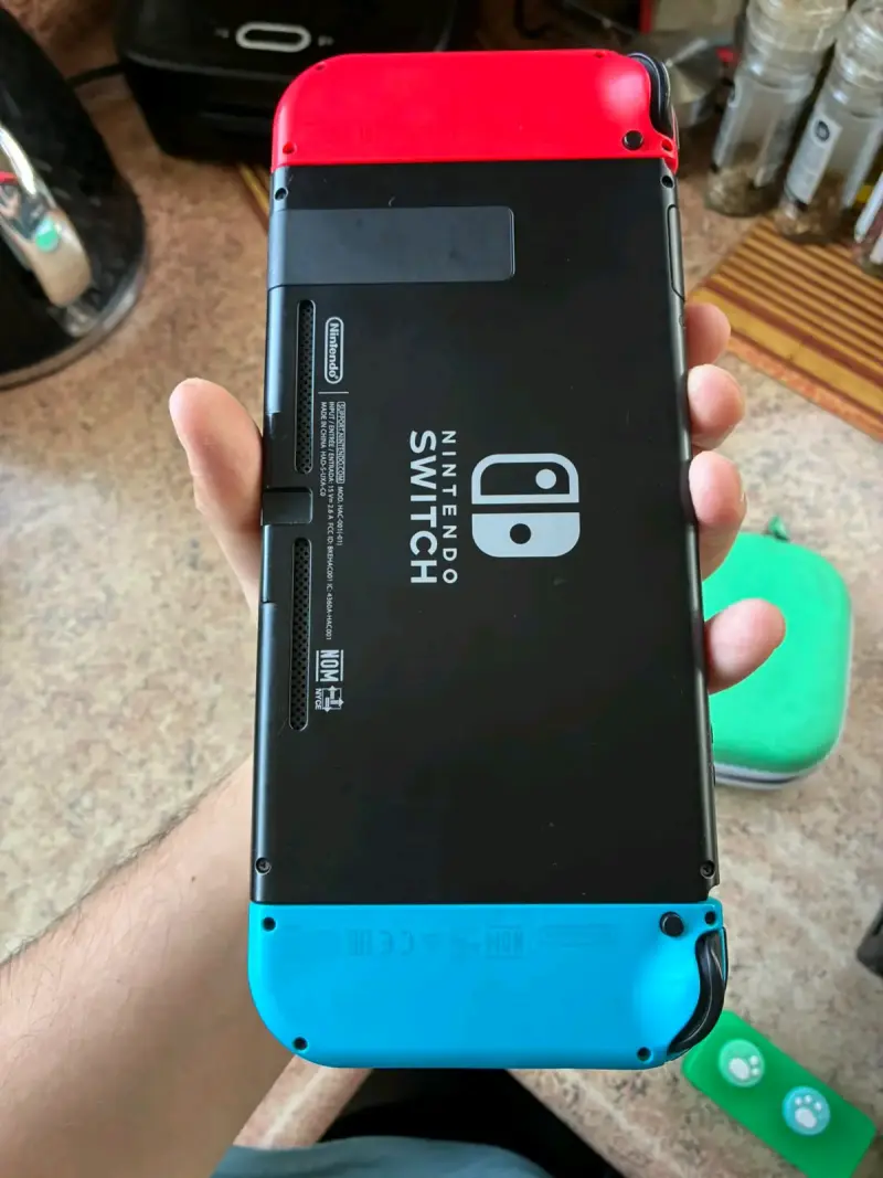 Nintendo Switch V2 con accesorios y funda - 5