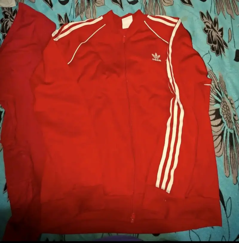 Chaqueta deportiva roja Adidas con rayas - 1