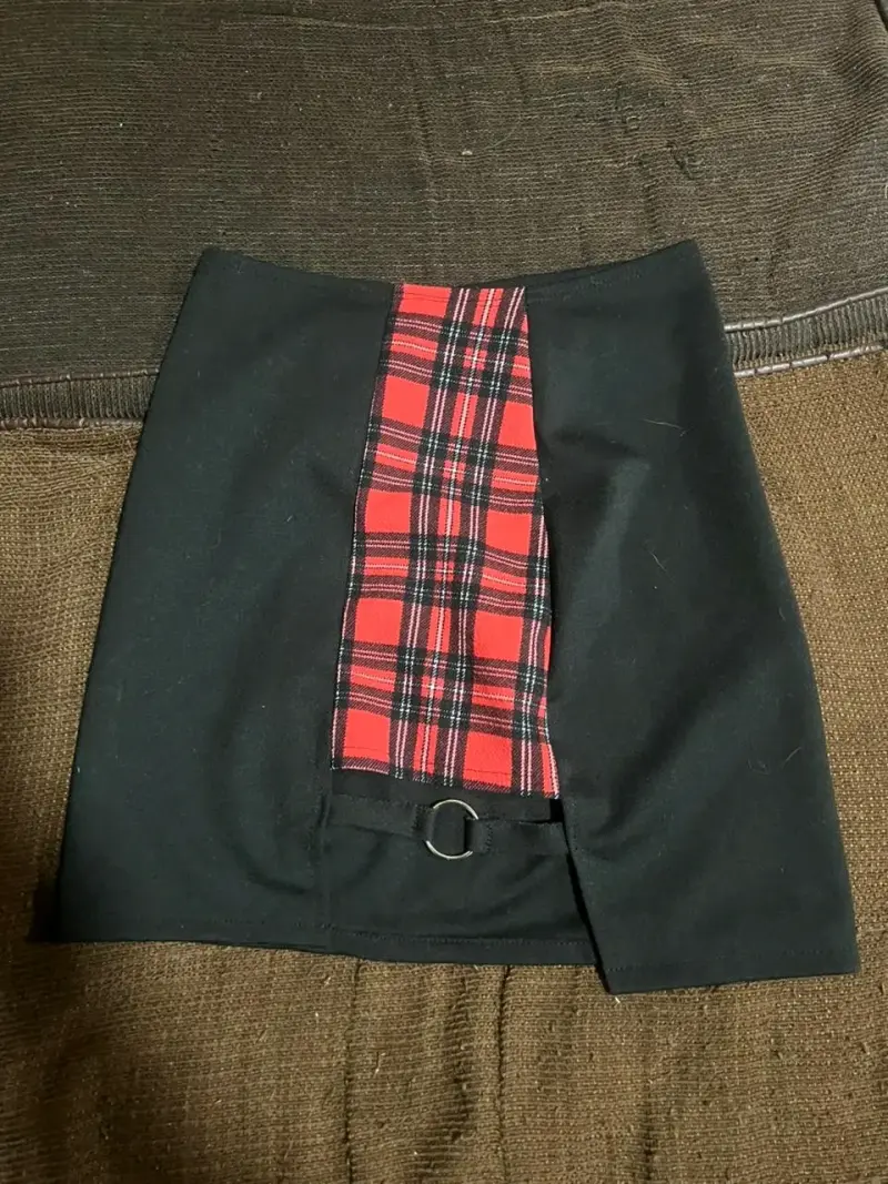 Falda negra con diseño escocés rojo - 1