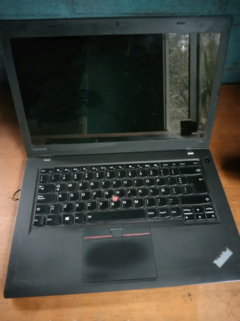 Laptop Lenovo ThinkPad usada pantalla quebrada