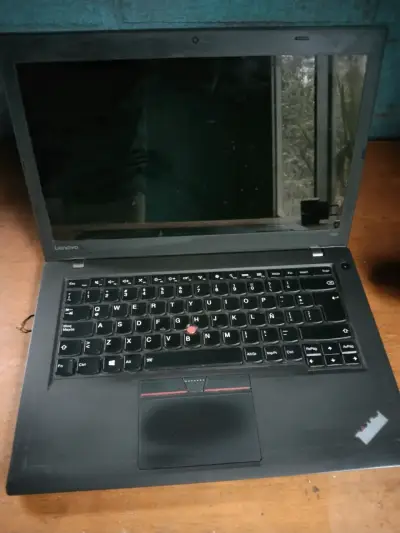 Laptop Lenovo ThinkPad usada pantalla quebrada - miniatura 1