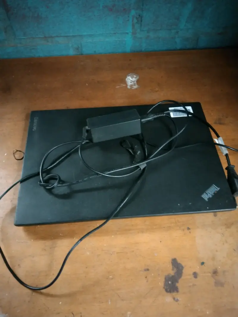 Laptop Lenovo ThinkPad usada pantalla quebrada - 2