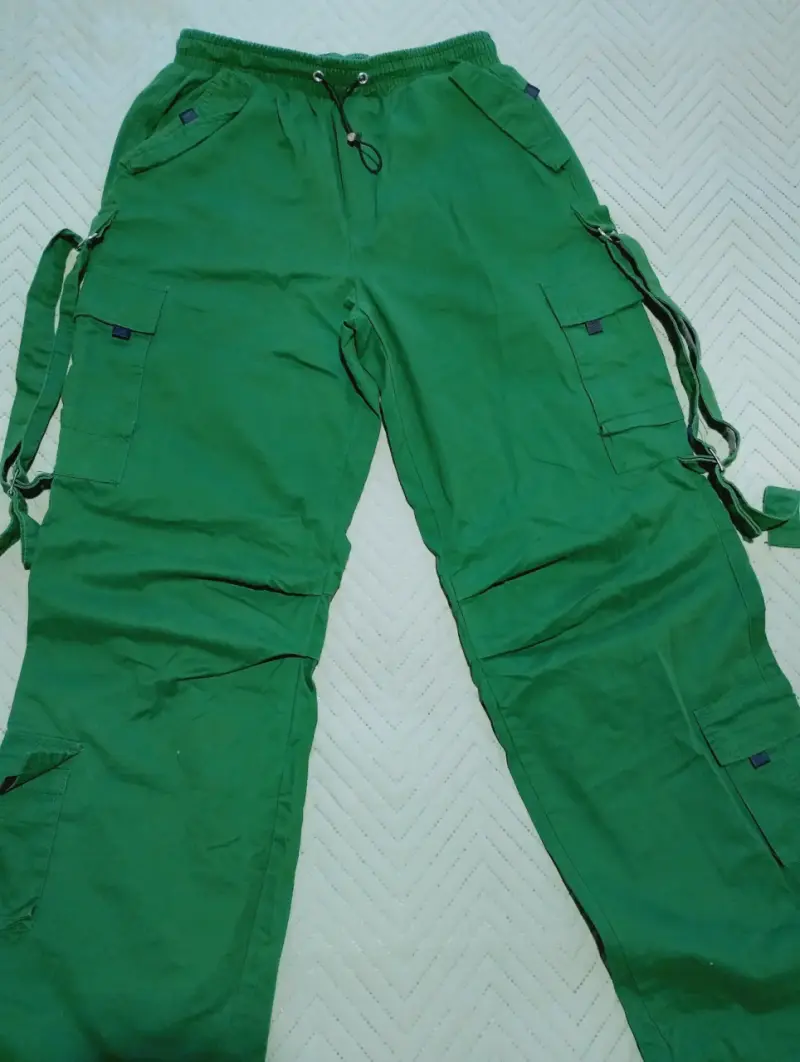 Pantalones cargo verdes unisex con bolsillos