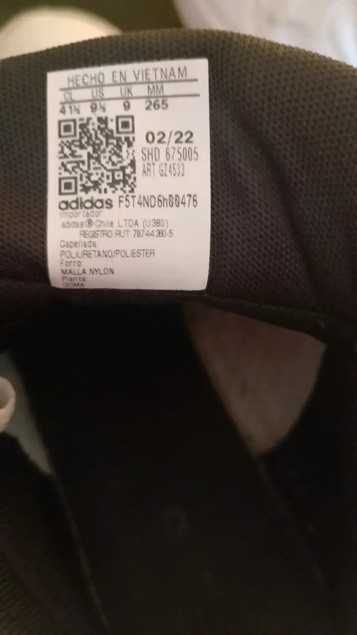 Zapatillas deportivas blancas Adidas con detalles negros - 4