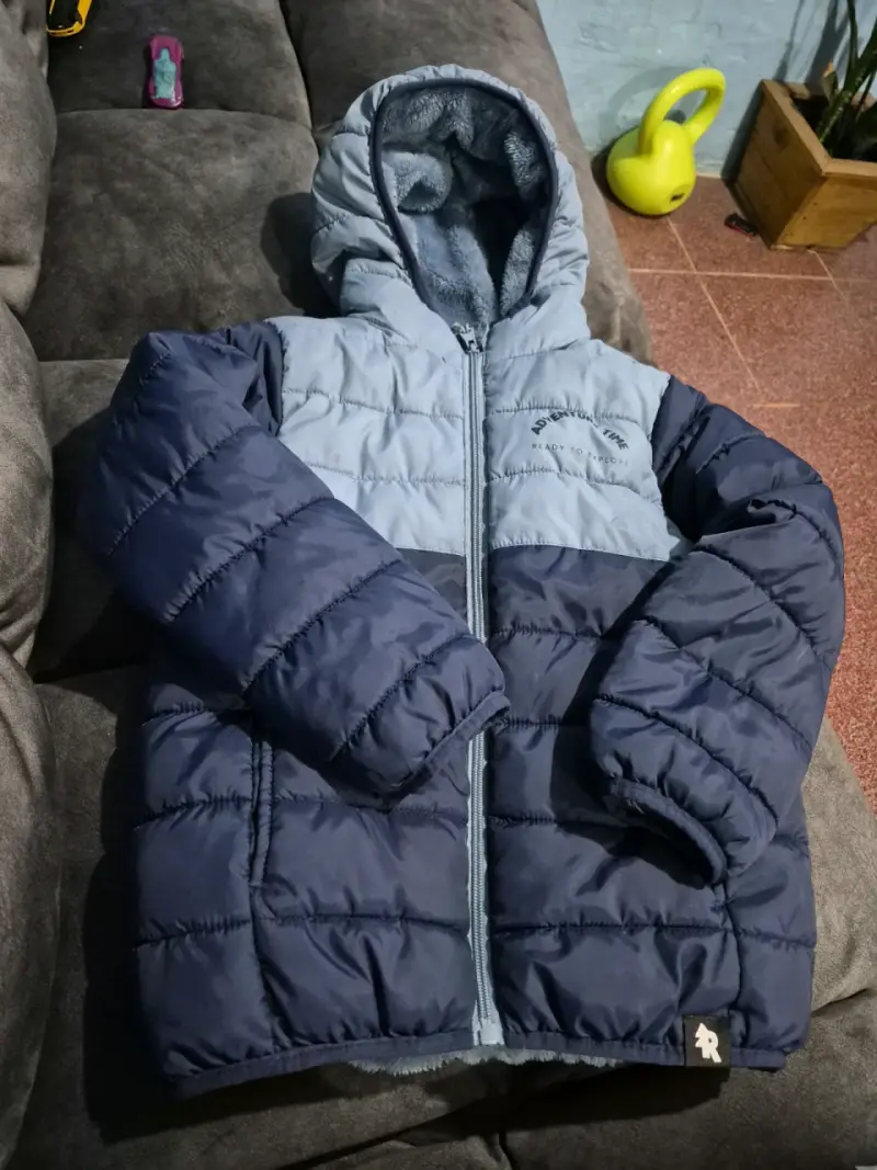 Chaqueta acolchada para niño azul con capucha