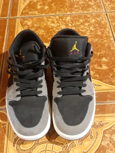 Zapatillas deportivas Air Jordan negras y grises - miniatura 1