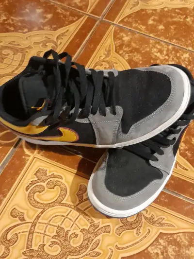 Zapatillas deportivas Air Jordan negras y grises - miniatura 2