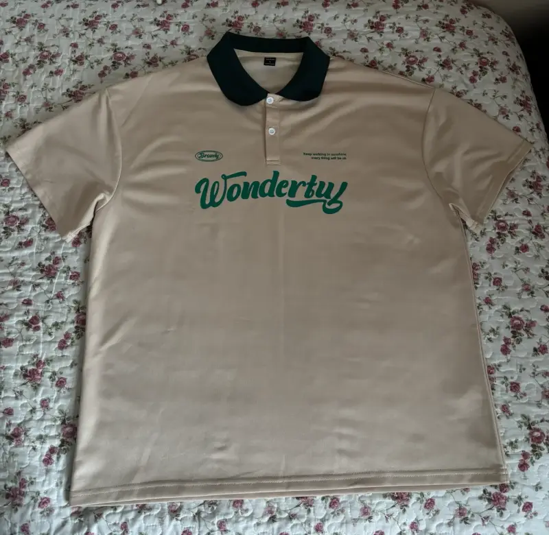 Polera polo beige con cuello verde Shein - 1