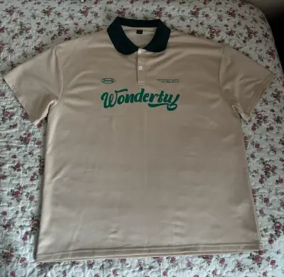 Polera polo beige con cuello verde Shein - miniatura 1