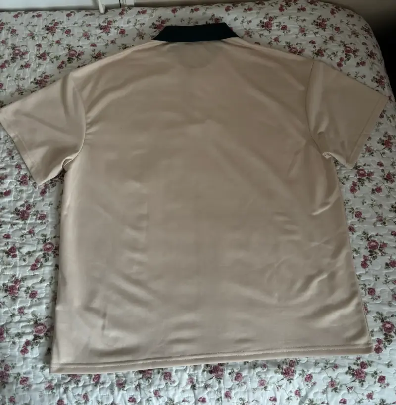 Polera polo beige con cuello verde Shein - 2