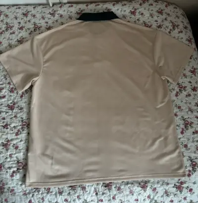 Polera polo beige con cuello verde Shein - miniatura 2