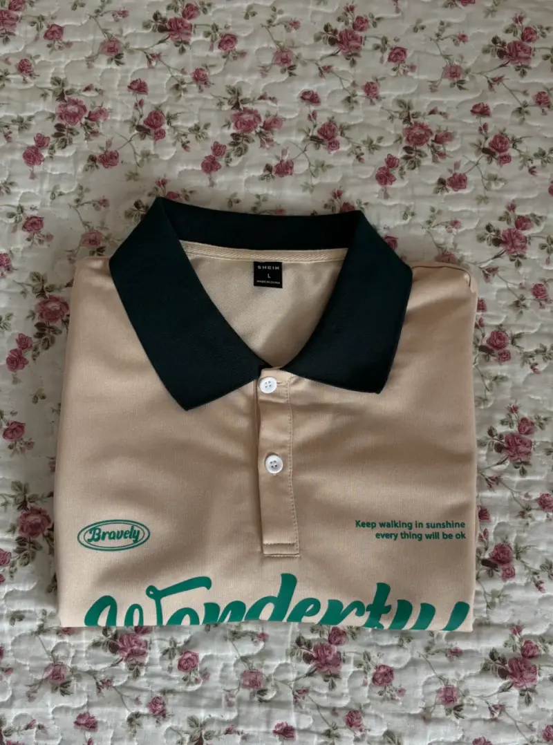 Polera polo beige con cuello verde Shein - 3