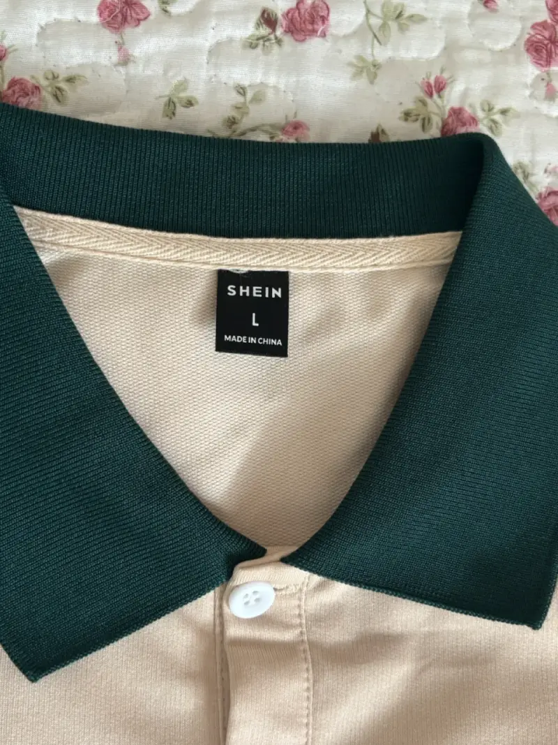 Polera polo beige con cuello verde Shein - 4