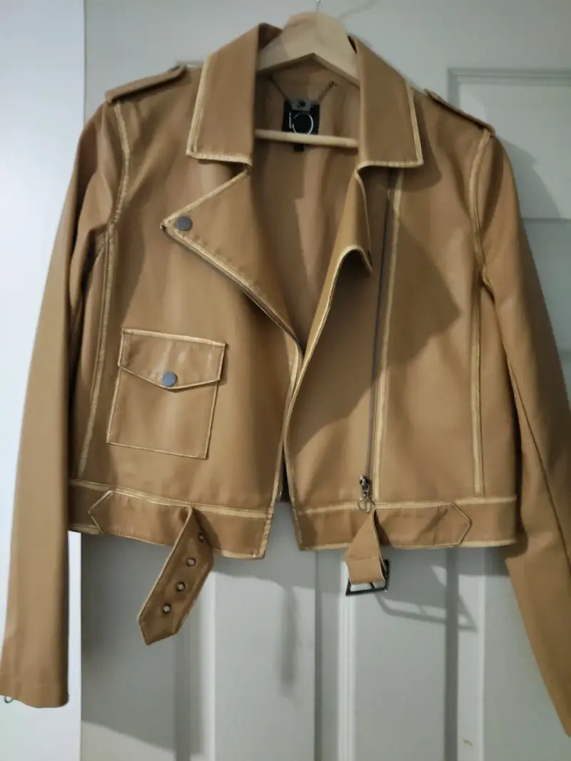 Chaqueta de cuero sintético camel para mujer