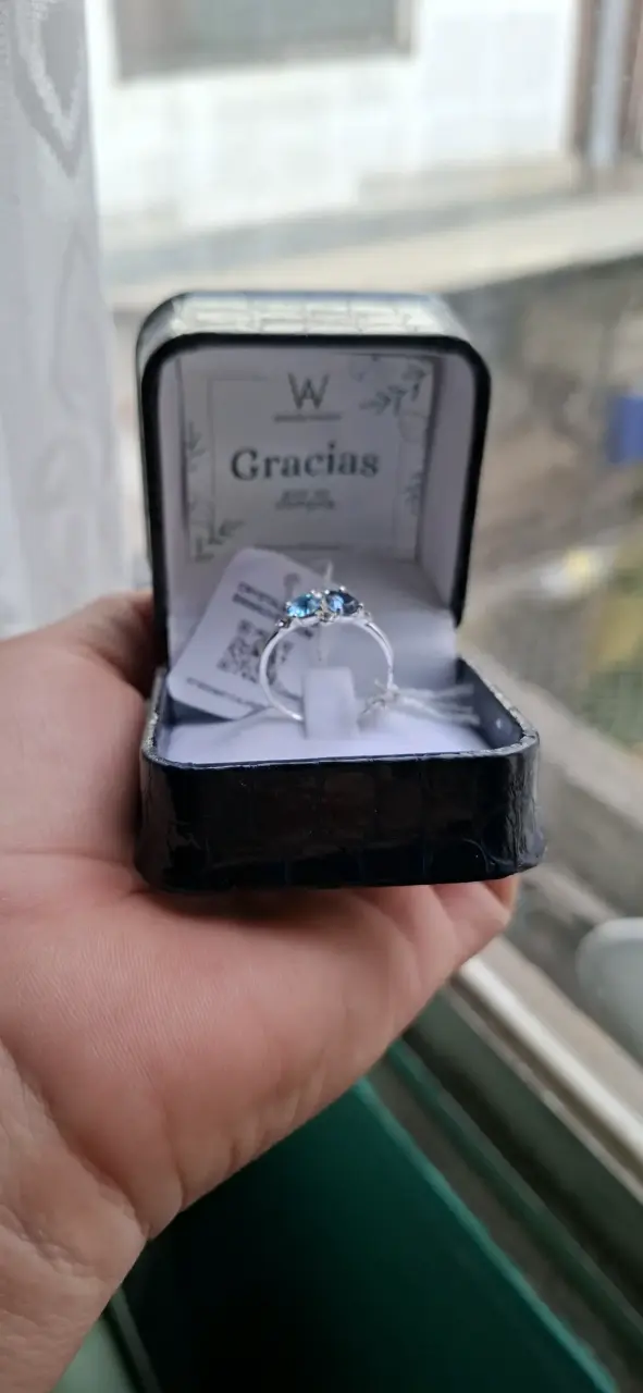 Anillo de plata con piedras azules en estuche elegante