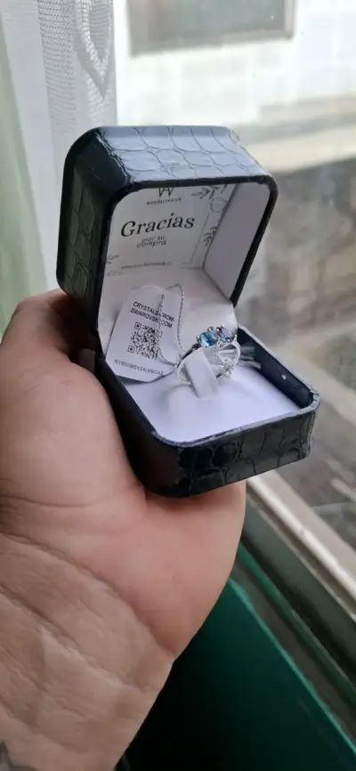 Anillo de plata con piedras azules en estuche elegante - miniatura 2