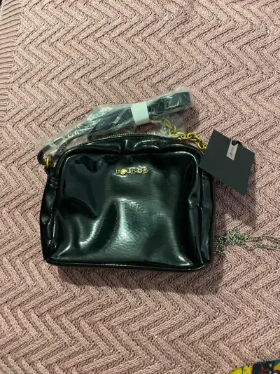 Cartera de charol con cadena, Lounge - miniatura 1