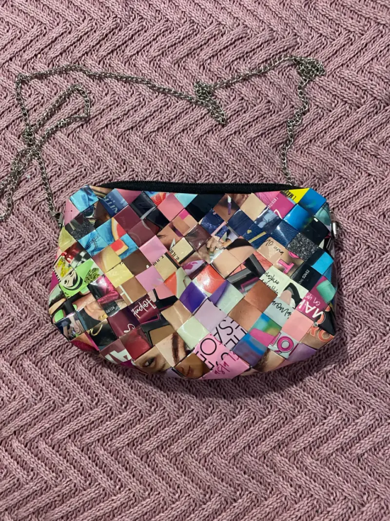 Cartera de mano reciclada con diseño colorido - 1