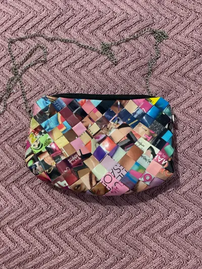 Cartera de mano reciclada con diseño colorido - miniatura 1