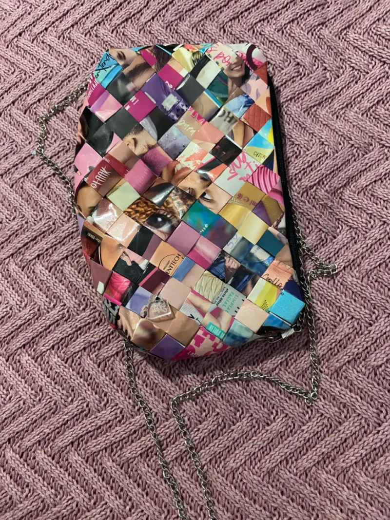 Cartera de mano reciclada con diseño colorido - 2
