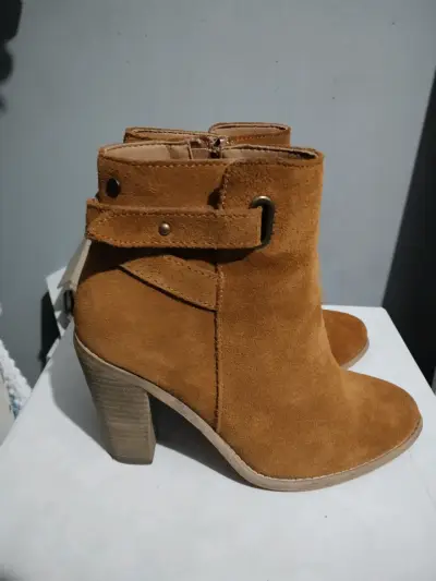 Botines de gamuza color camel con tacón alto - miniatura 1