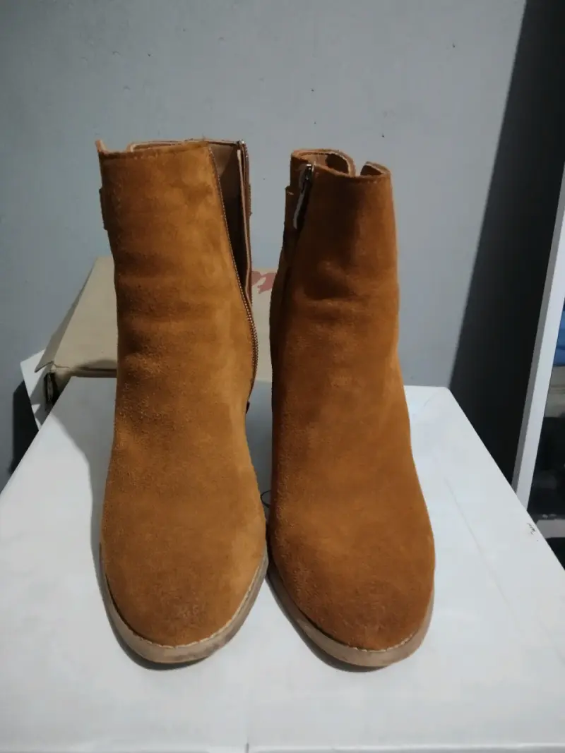 Botines de gamuza color camel con tacón alto - 2