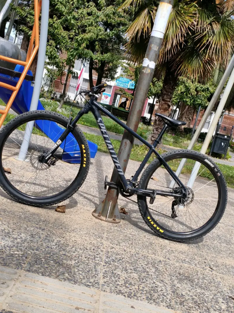 Bicicleta Specialized aro 29, suspensión RockShox - 2