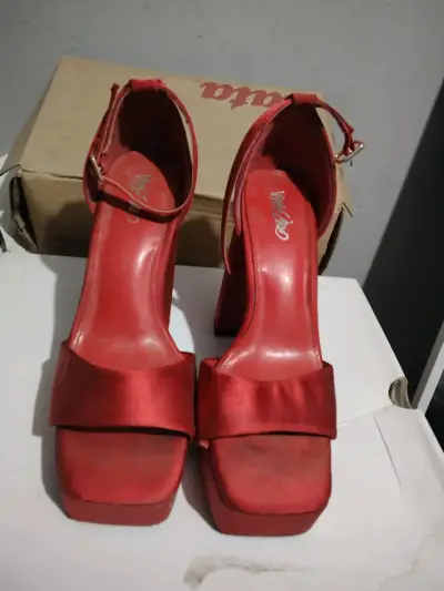 Tacones rojos de plataforma Mossimo para mujer - miniatura 2